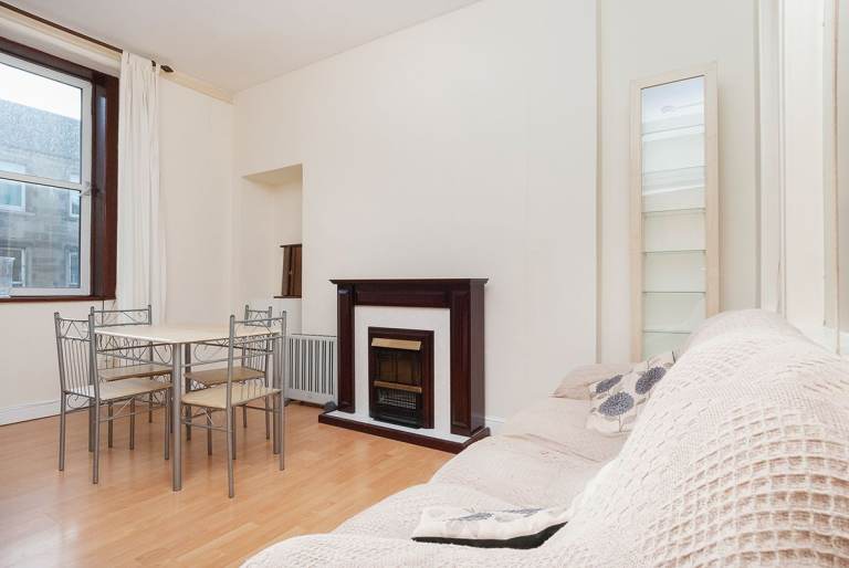 Fantastic, 1 bedroom flat in Leith - ideal for professionals – available June