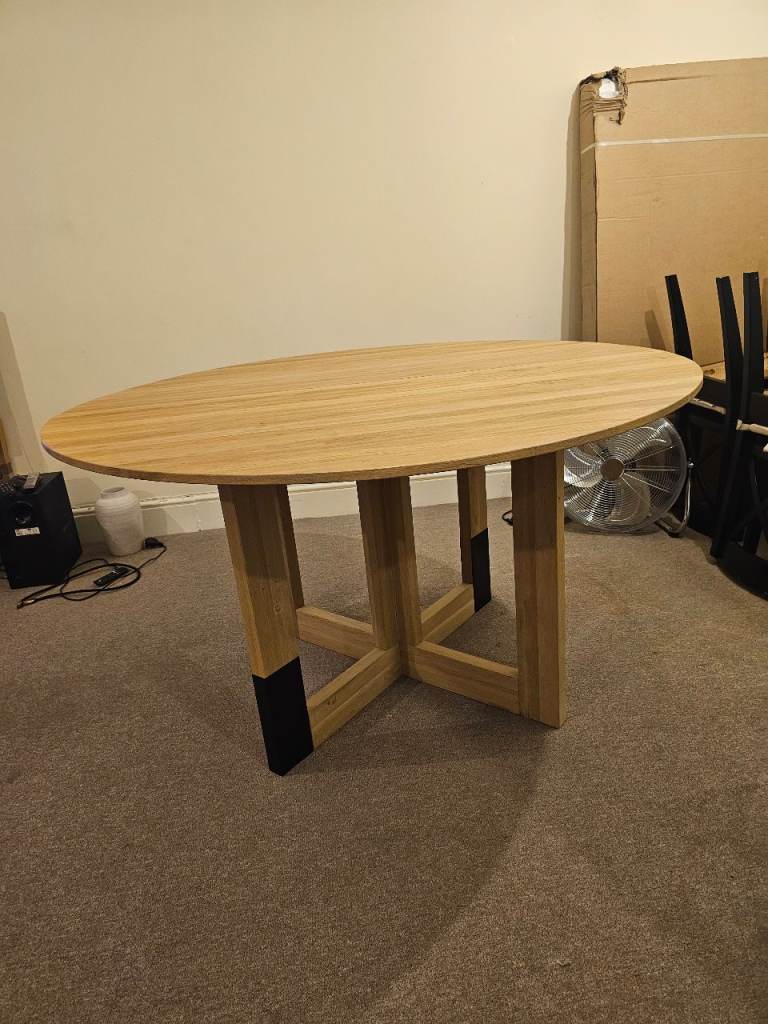 Memphis Dining room table 