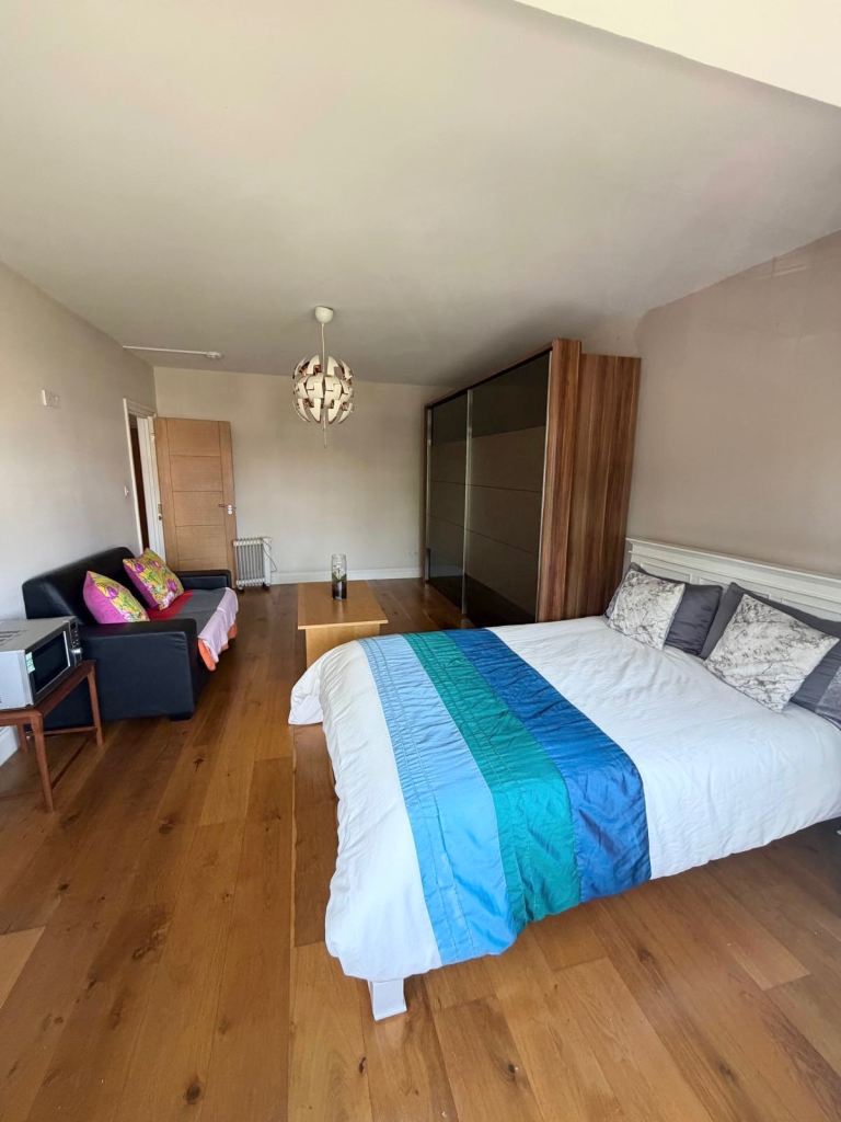 Rent Double Room En-suite  - 5mins walk to Totteridge & Whetstone station
