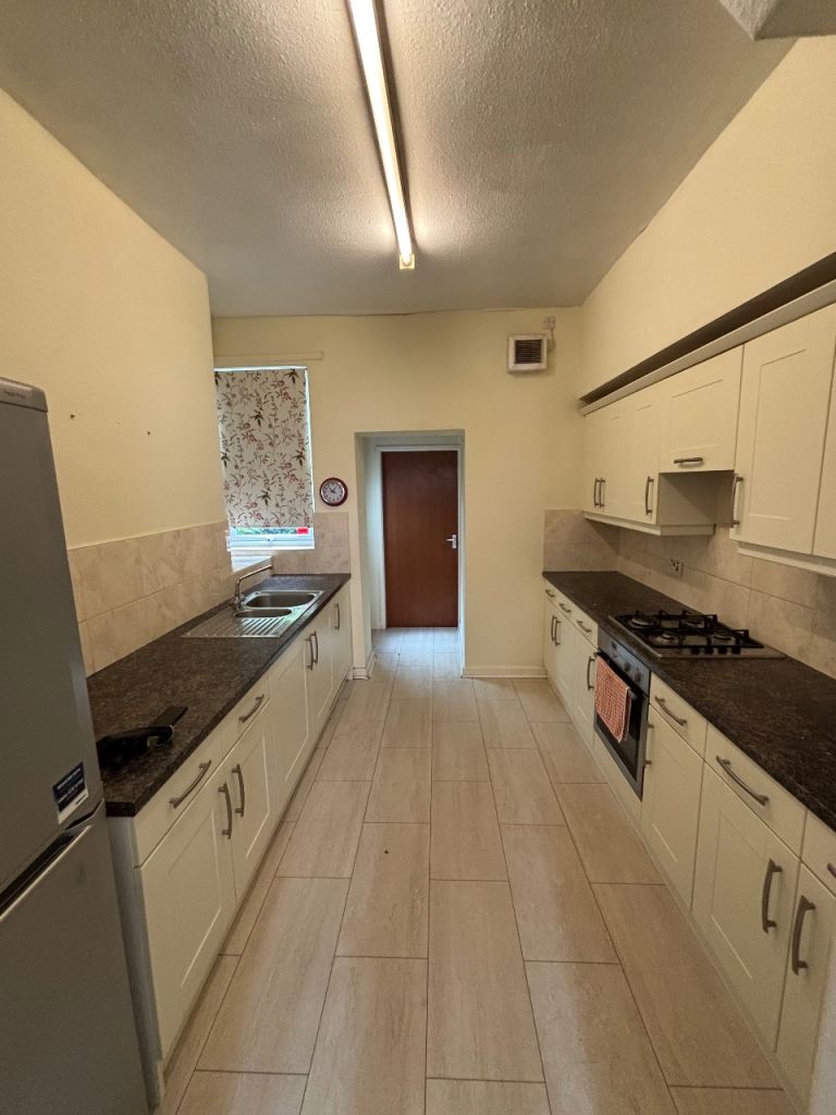 Modern Cream Shaker Kitchen Complete with Appliances – Excellent Condition