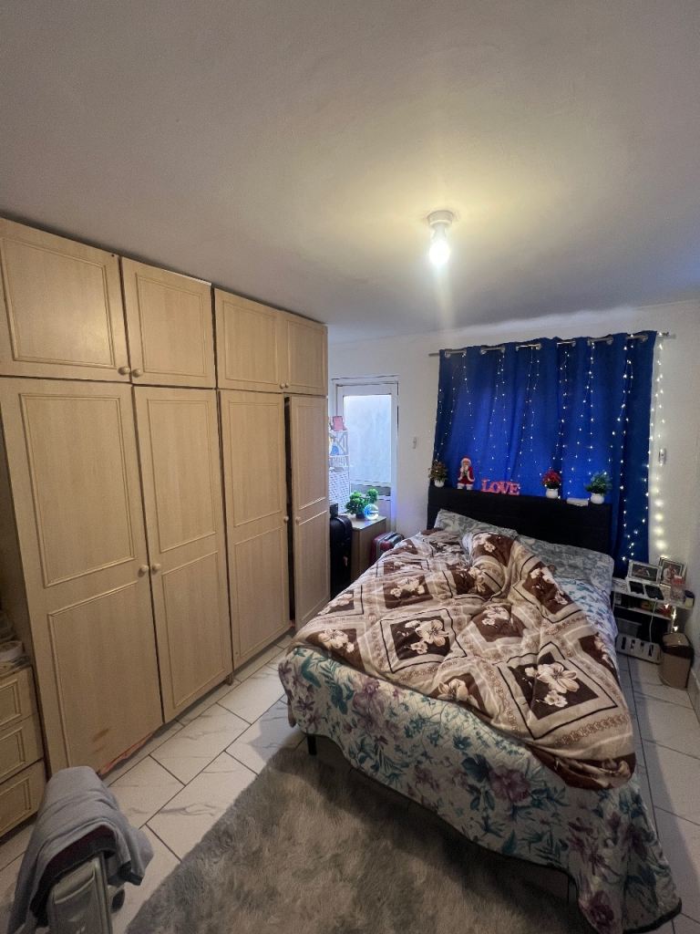 Garage Double Room for rent in Hayes 