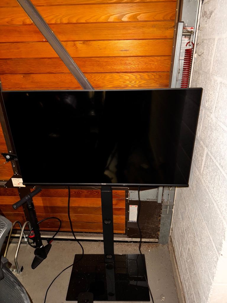 Bundle: Hisense 40 Inch 40E4KTUK + stand