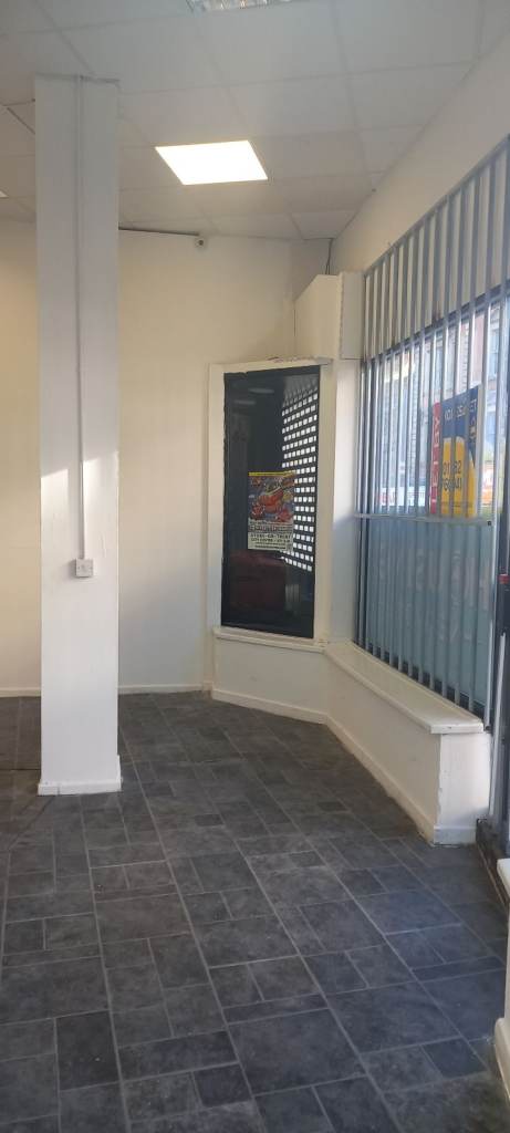 **AVAILABLE** PICCADILLY**NO DEPOSIT**SHOP IN THE CITY CENTRE**