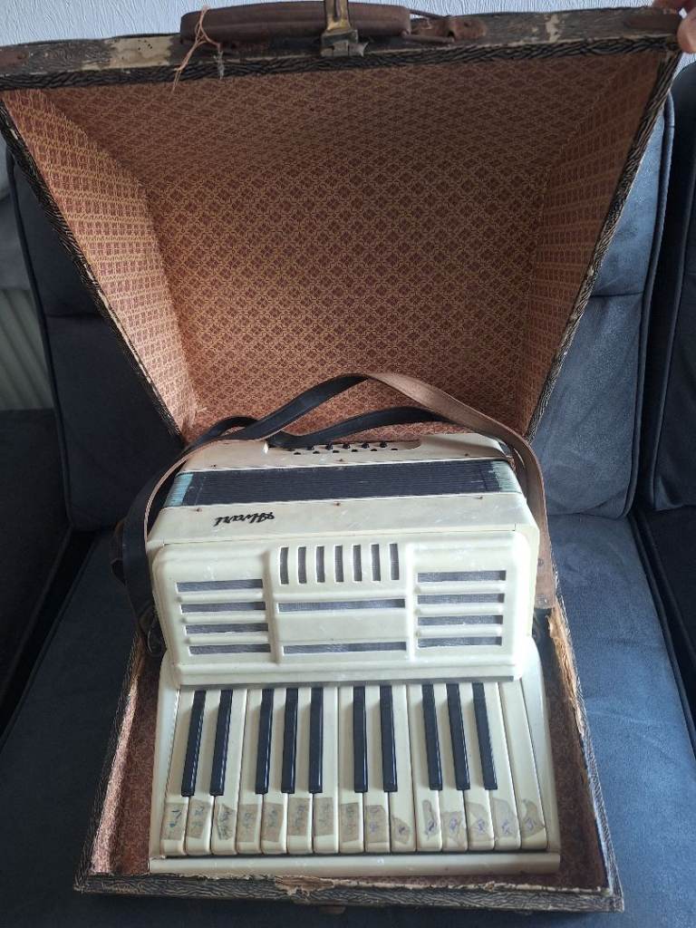 Vintage Avari Accordion 