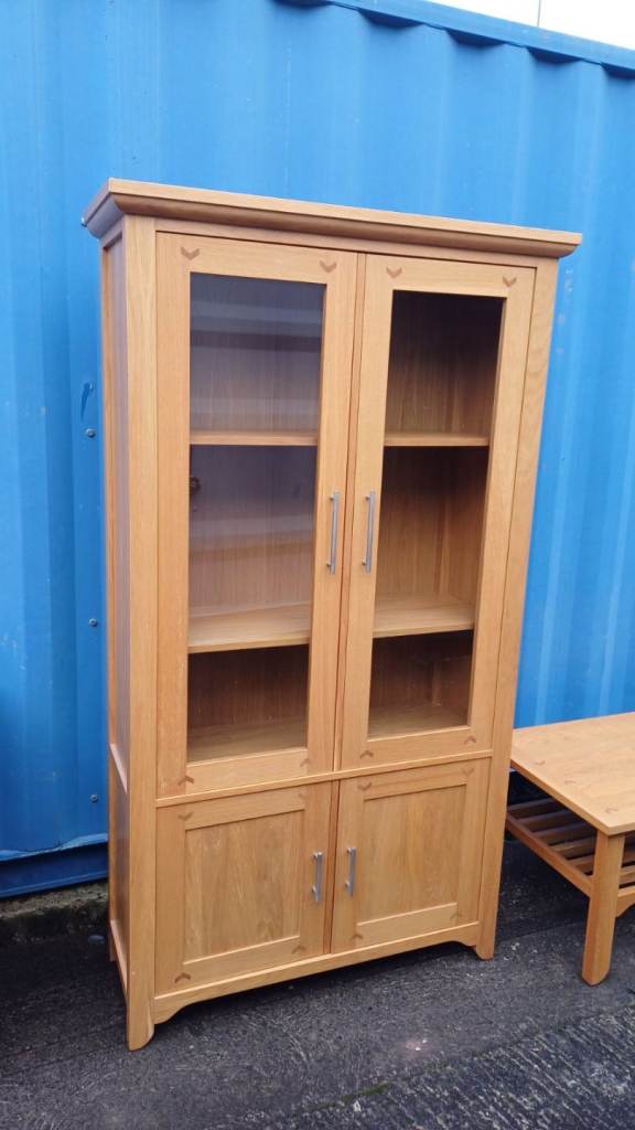 Very heavy Display cabinet
