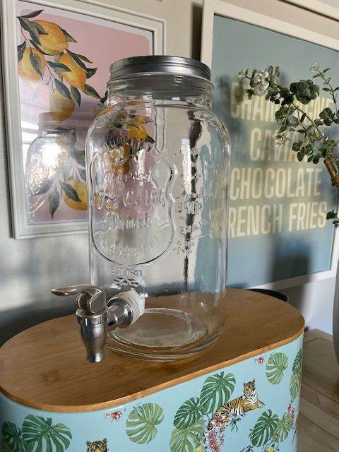 Drinks dispenser with tap