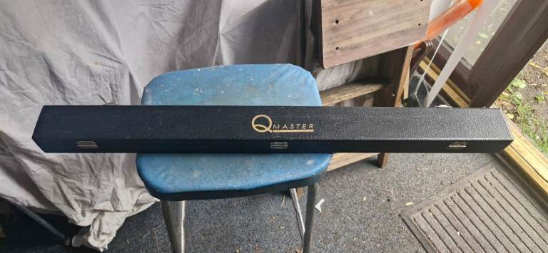 Snooker pool cue and case 