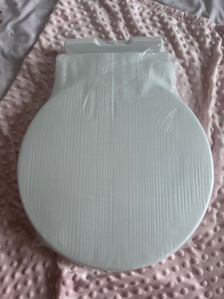 Brand New White Toilet Seat - Still in Packaging