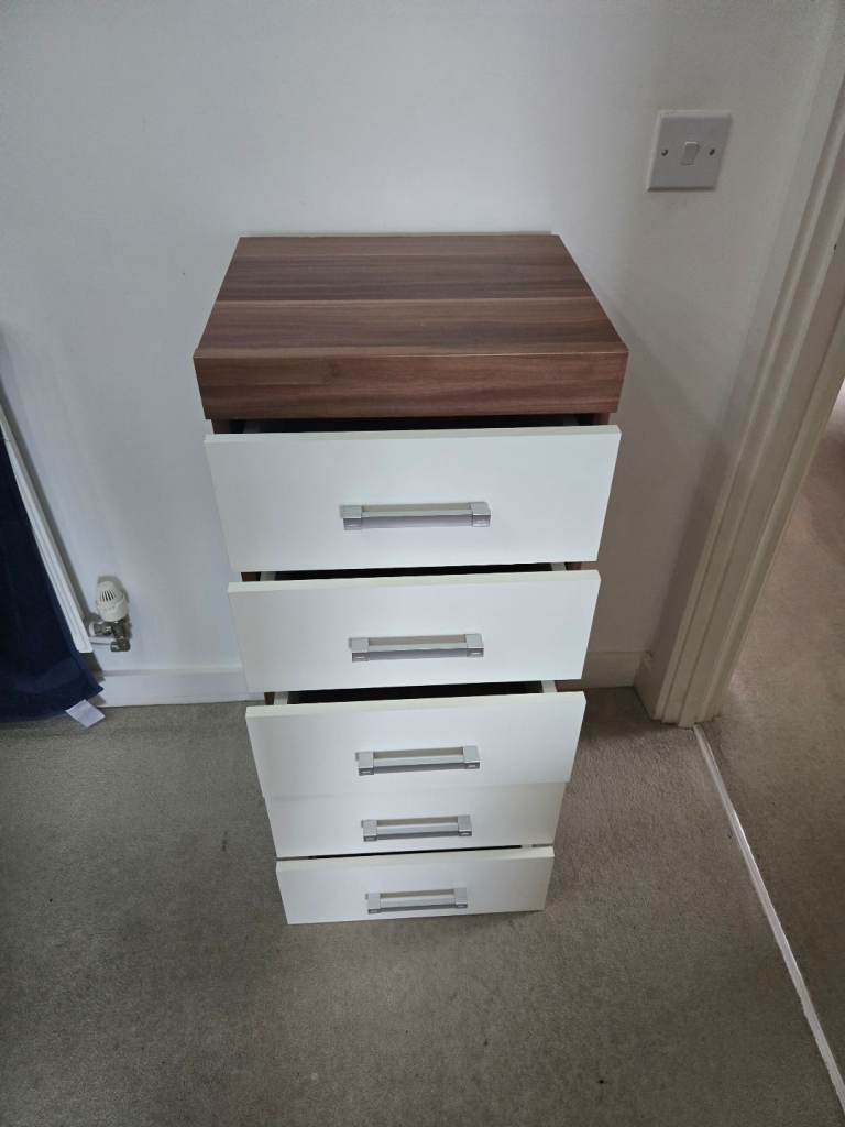 Walnut chest of drawers