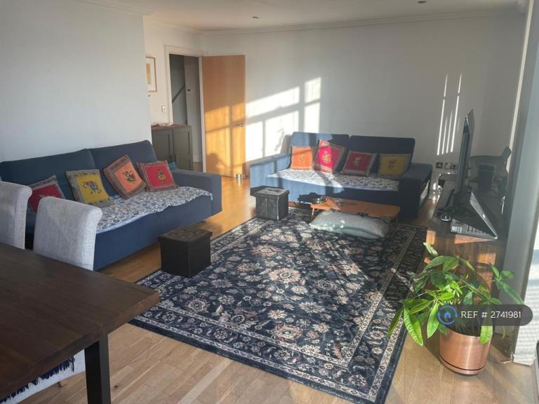 3 bedroom flat in Town Meadow, Brentford, TW8 (3 bed) (#2741981)