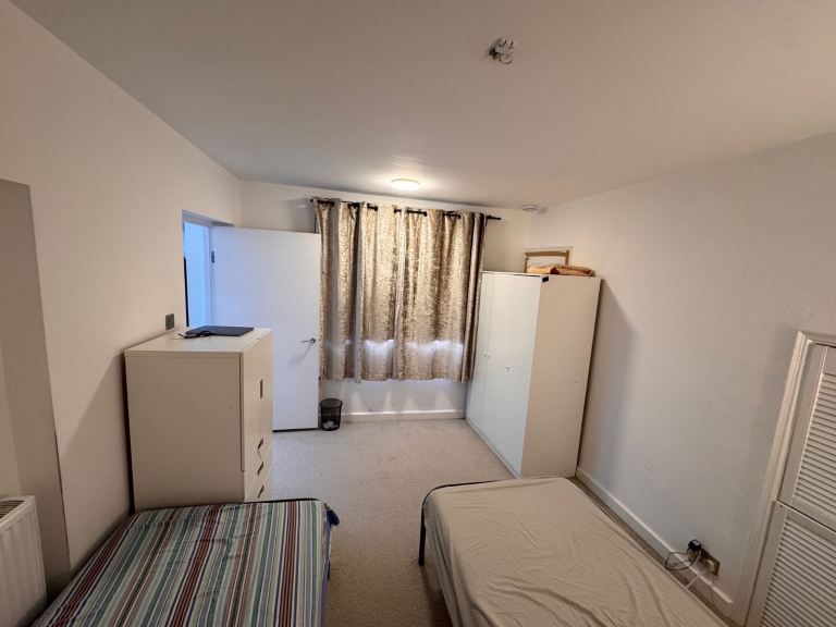 Spacious Double Room Available – West Croydon 🌟