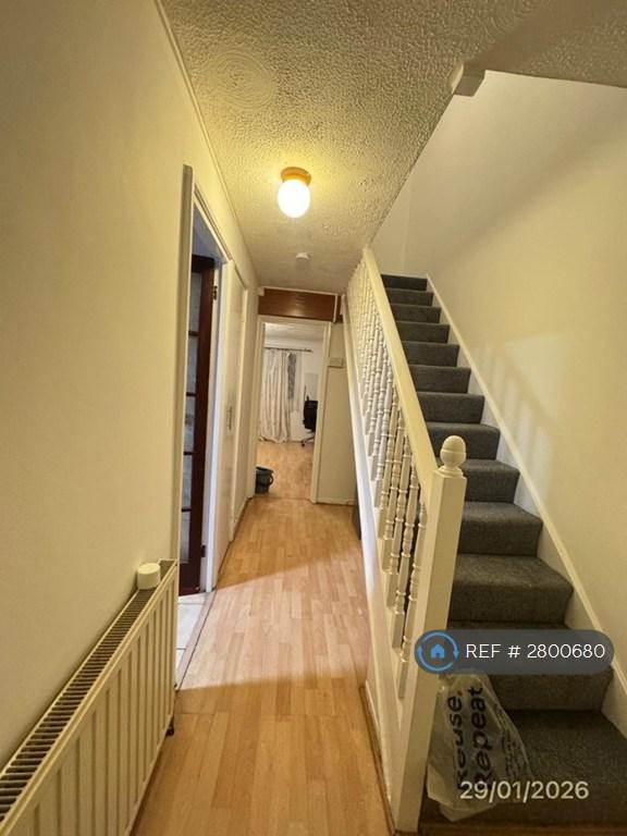 3 bedroom flat in Barnardo Drive, Ilford, IG6 (3 bed) (#2800680)