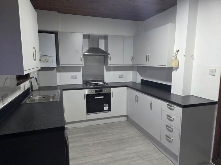 3 Bed 2 Bath mid terrace house to rent in Claton Road - Wembley