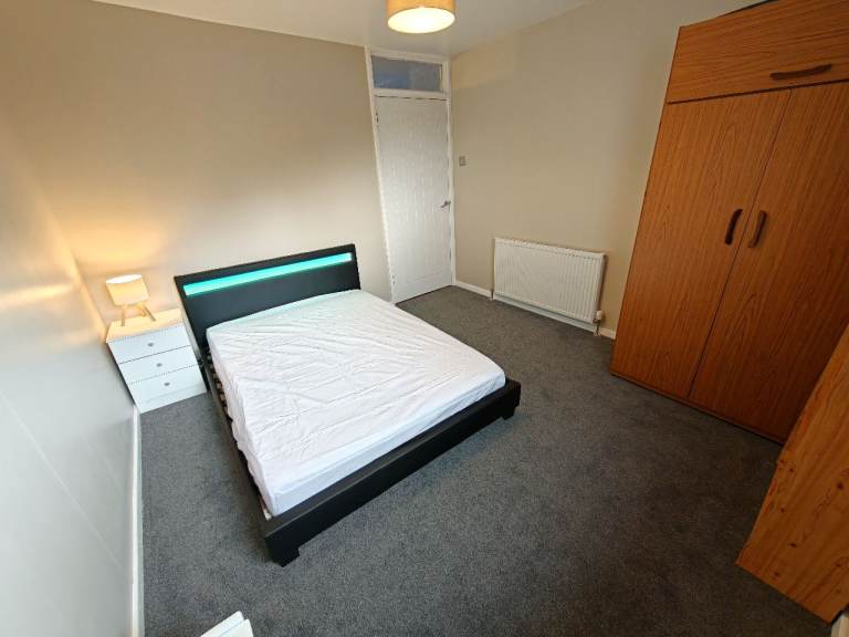 Fully Furnished 2-Bedroom First-Floor Flat in Edinburgh