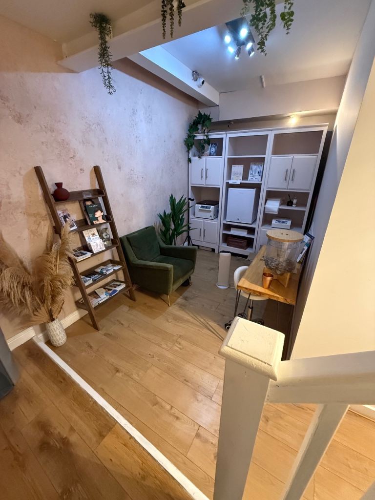 Beauty salon in basement on rent 