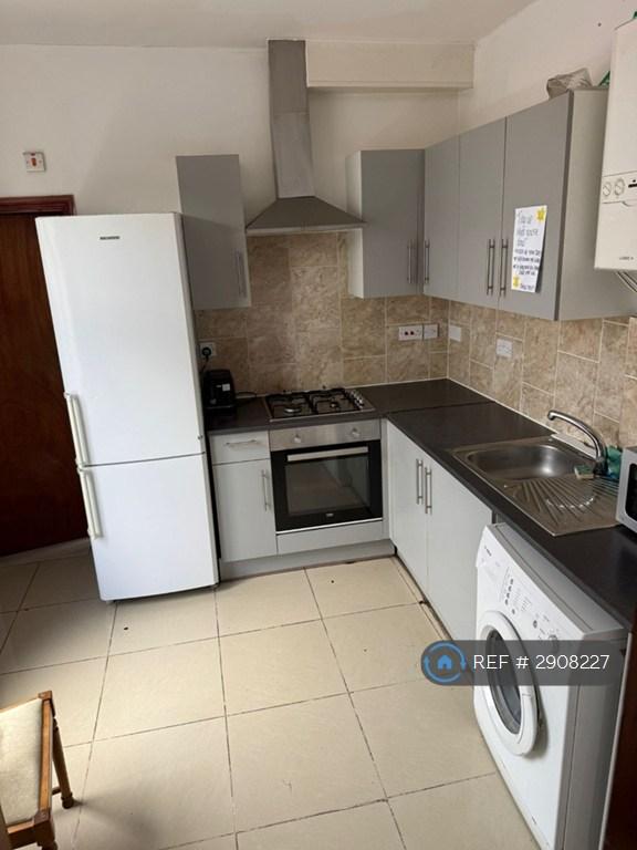 6 bedroom house in Lower Priory St, Northampton, NN1 (6 bed) (#2908227)