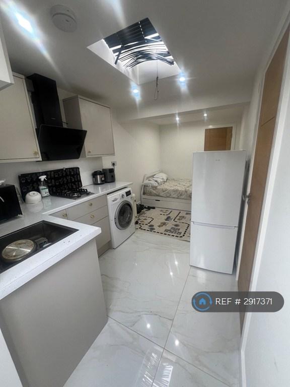 Studio flat in Crosthwaite Way, Slough, SL1 (#2917371)