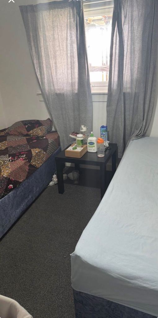 Share room with another girl