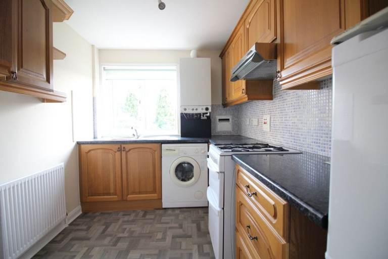 REDECORATED TWO DOUBLE BEDROOM FIRST FLOOR FLAT- CRANFORD HOUNSLOW HESTON HEATHROW HARLINGTON