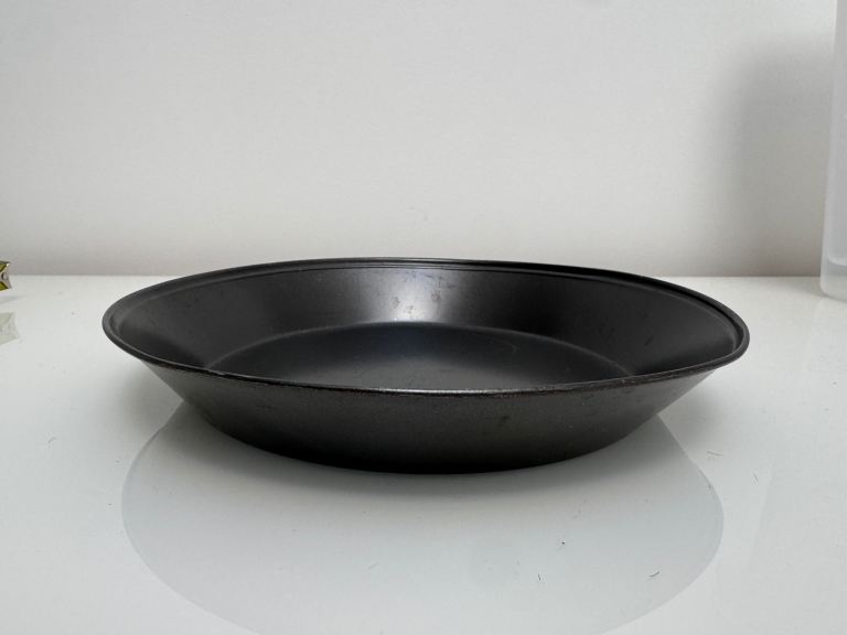 Metal pie baking dish – 24cm Diameter, Good Condition