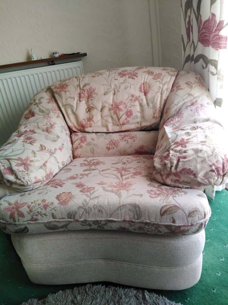  Free -  Comfy Arm Chairs