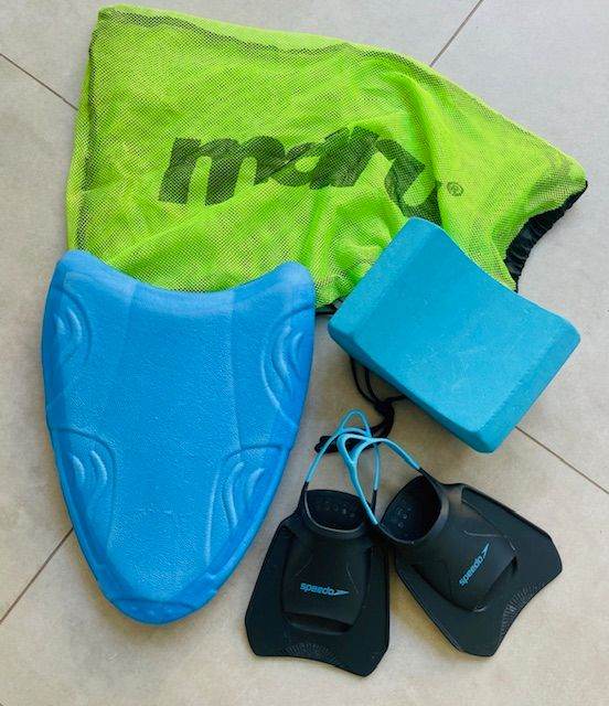 Swim training bundle – blue/green: fins, pull buoy, kickboard, mesh bag