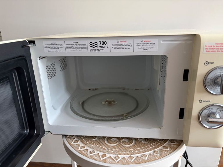 Russel Hobbs Cream Microwave 