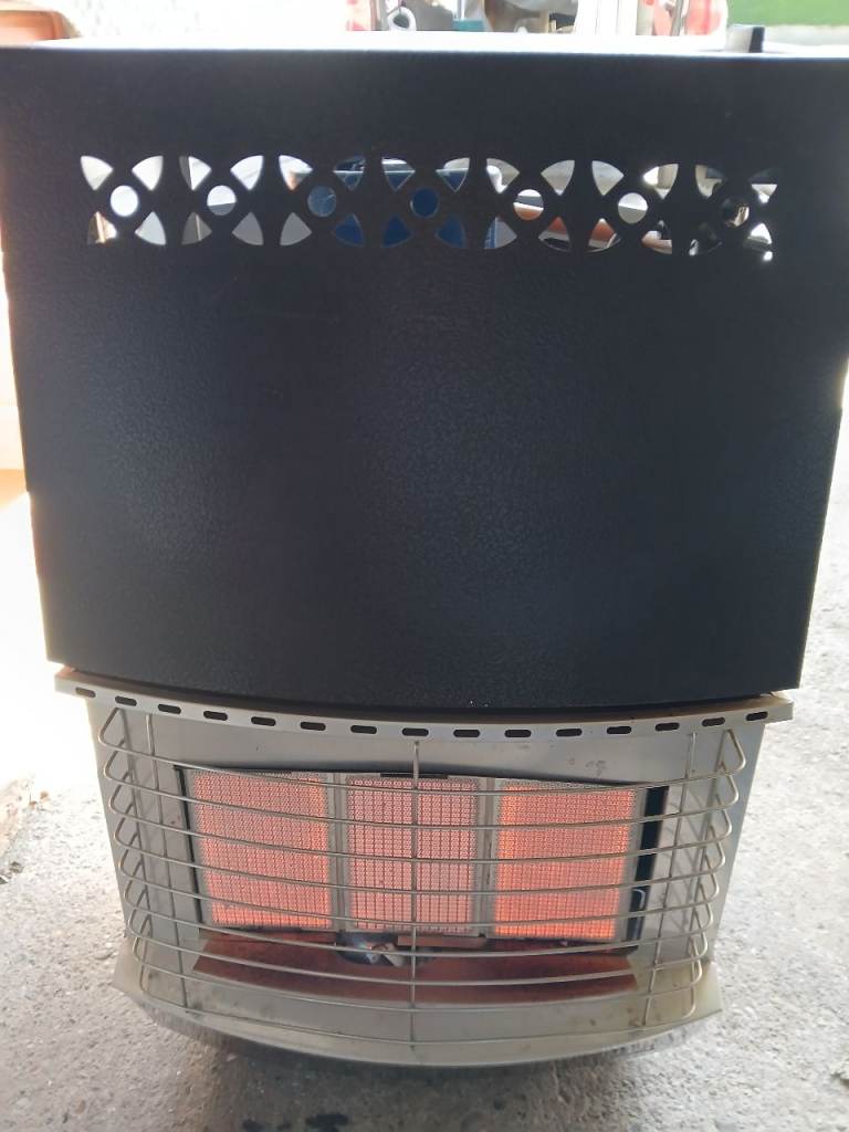 EXCELLENT PORTABLE CALOR GAS HEATER WITH GAS BOTTLE AND REGULATOR, COULD DELIVER.