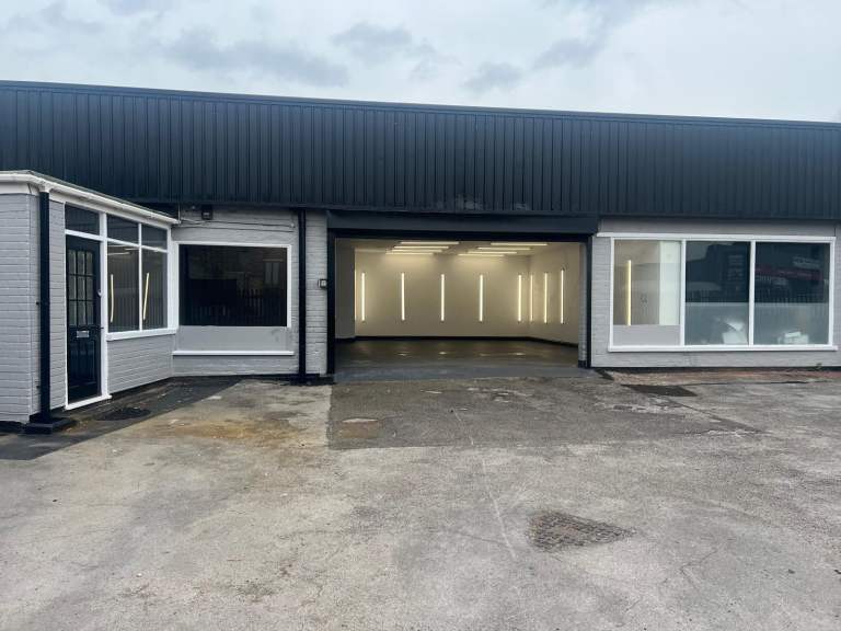 YARD/ Car sales pitch / commercial unit  to let 