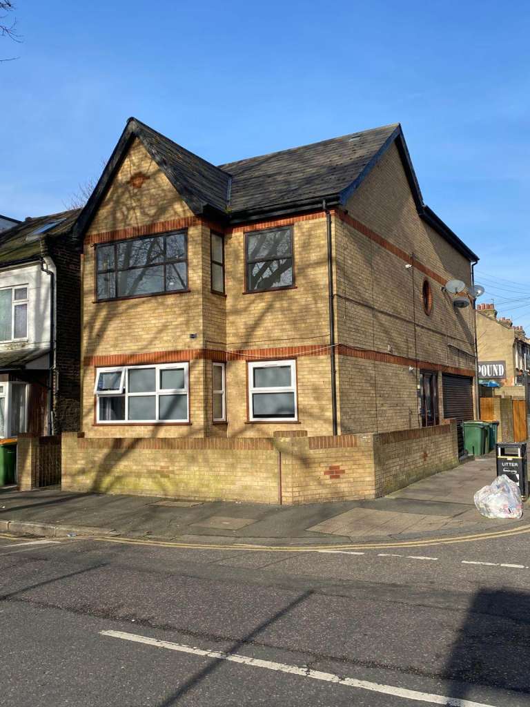 Very Large Penthouse Split Level 2 Bedroom Flat To Rent E13