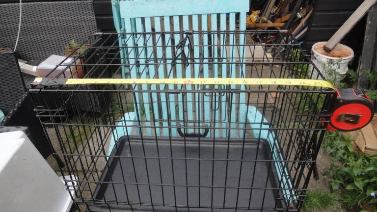 COLLAPSIBLE PET CRATE FOR TRANSPORTING YOUR PET TO THE VET 