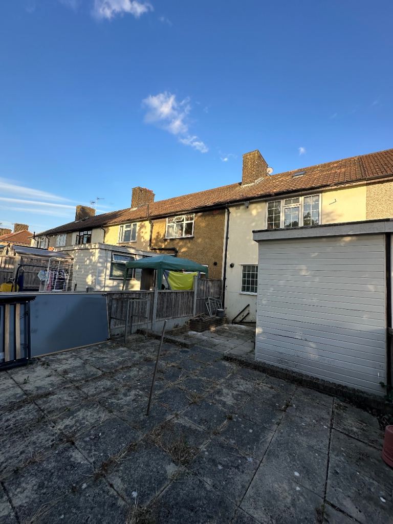 Spacious 3-Bedroom House with Driveway & Garden