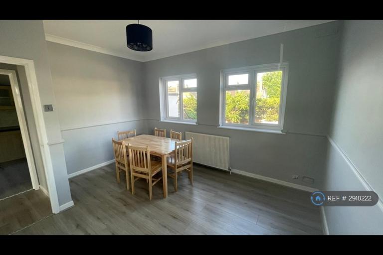 2 bedroom flat in Oakleigh Park Drive, Leigh-On-Sea, SS9 (2 bed) (#2918222)