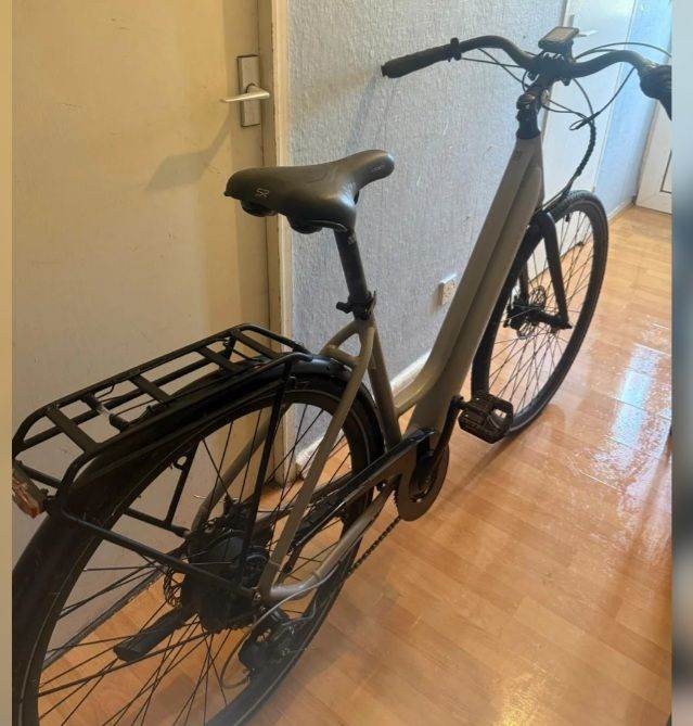 Electric City Bike with Display and Rear Rack – Good Condition