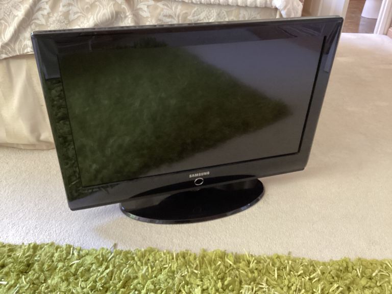 Samsung 32” with stand and remote control 