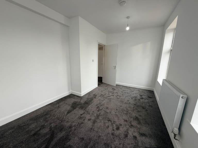 5 bed semi-detached house to rent