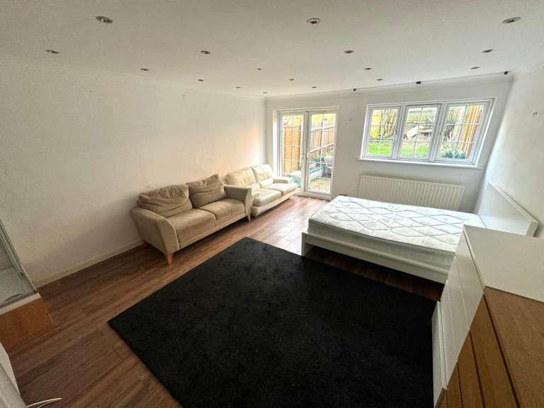 Furnished Studio flat to rent- North Finchley (N12)