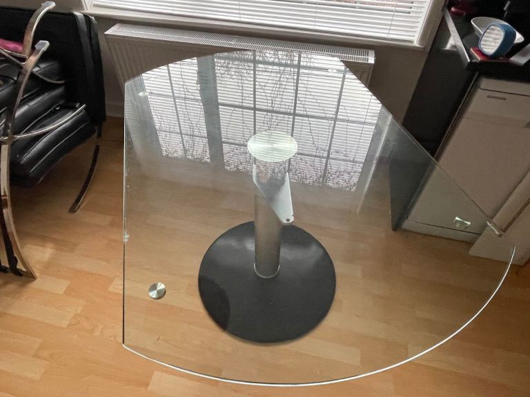 PEDESTAL TABLE WITH HEAVY GLASS TOP