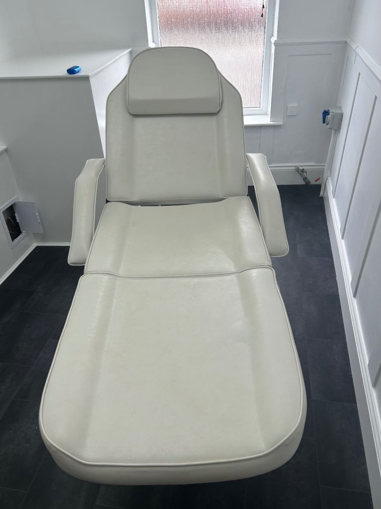 Cream Faux Leather Beauty Treatment Bed/Chair – Good Condition