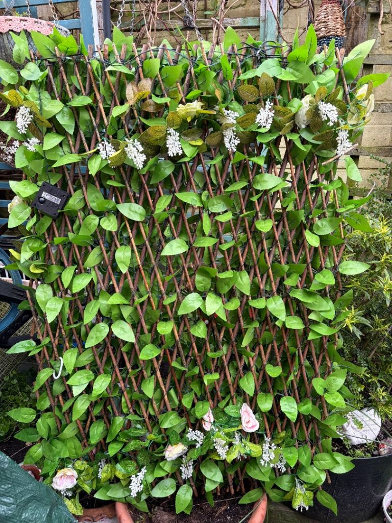 Extendible Garden Trellis with Faux Foliage & Solar Lights 