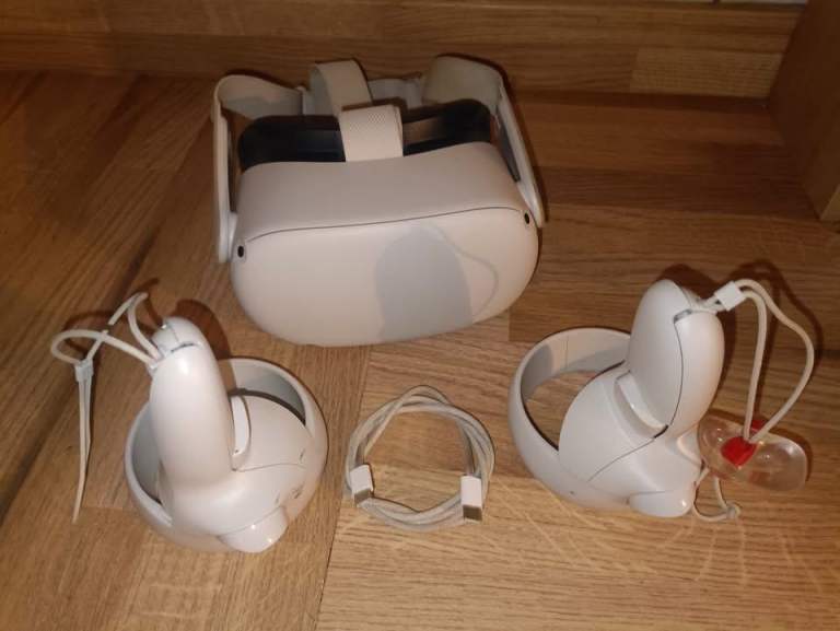 META Oculus Quest 2 VR HEADSET - 256GB - COMPLETE WITH 2 CONTROLLERS