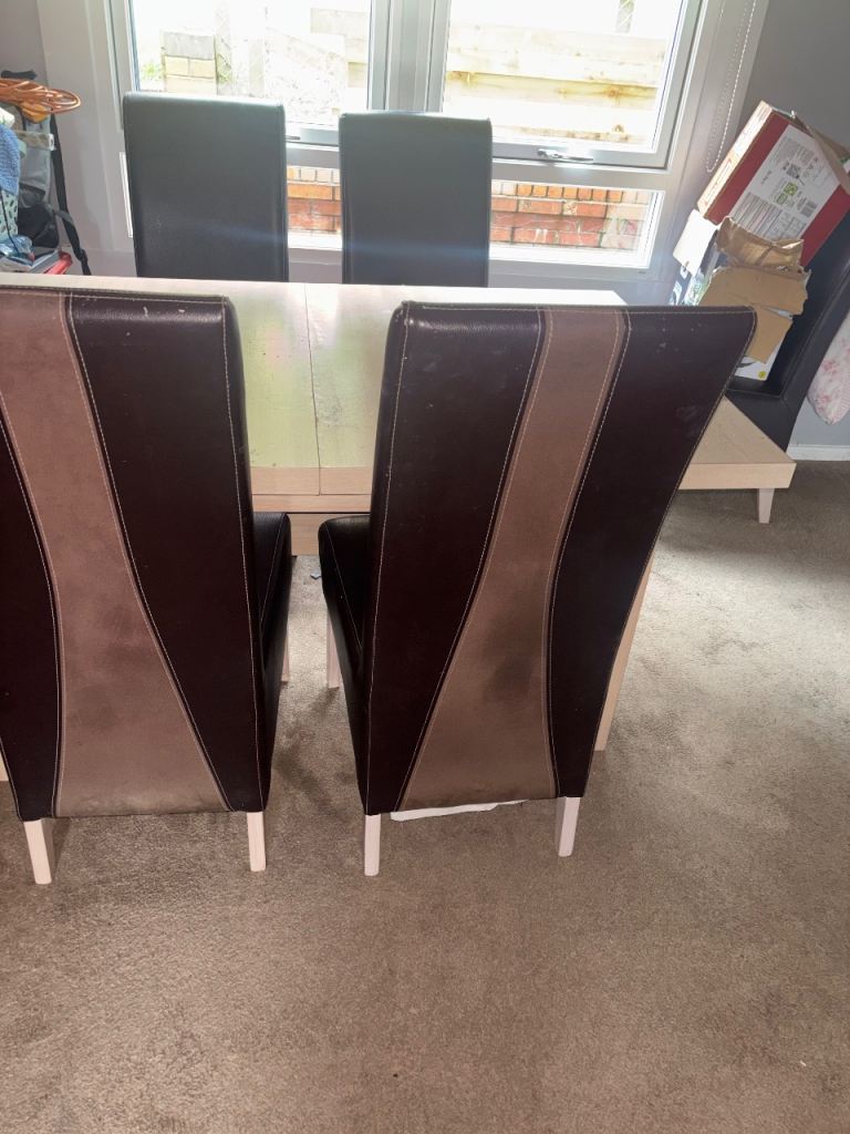 Extendable Dining table and 6 chairs 