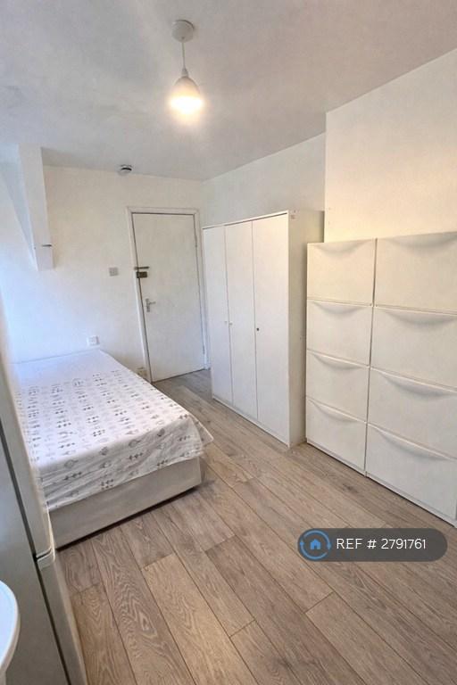 Studio flat in Neasden Lane North, London, NW10 (#2791761)