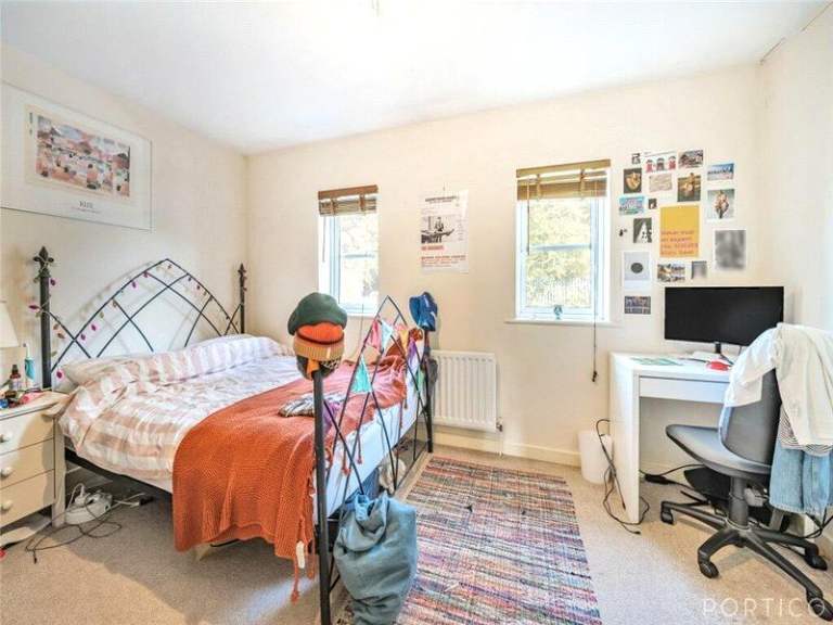 Whitechapel – Clean, Modern Room ✨