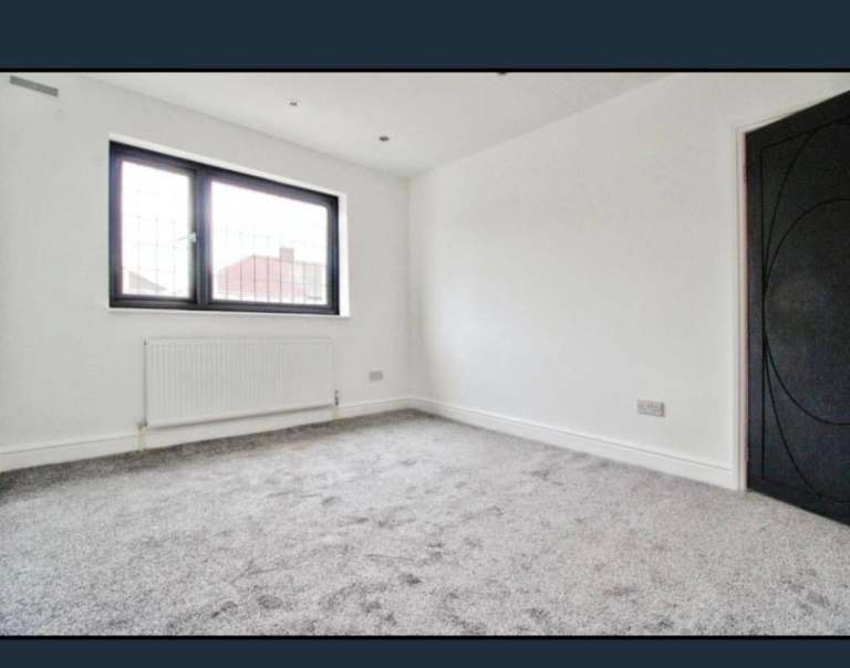 Stunning Fully Refurbished 3/4 Bedroom End-of-Terrace House with Parking - COMPANY LET ALLOWED