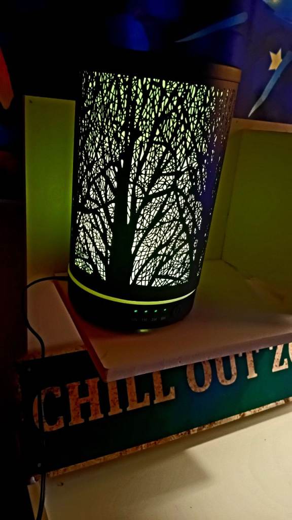 Lovely Dcorative Lamp & Essential Oils Aromatherapy Diffuser. Changes colour and brightness 