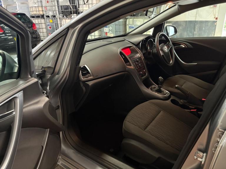2014 Vauxhall Astra 1.4i 16V Design 5dr HATCHBACK PETROL Manual