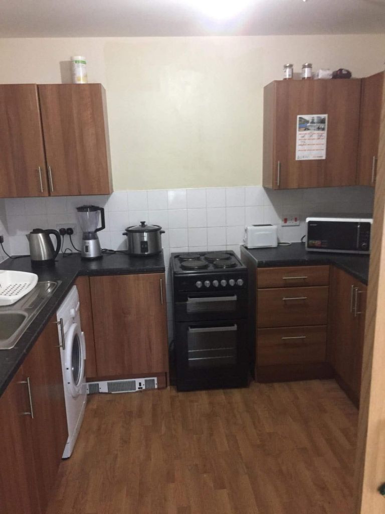 Room to let in a two bedroom apartment 