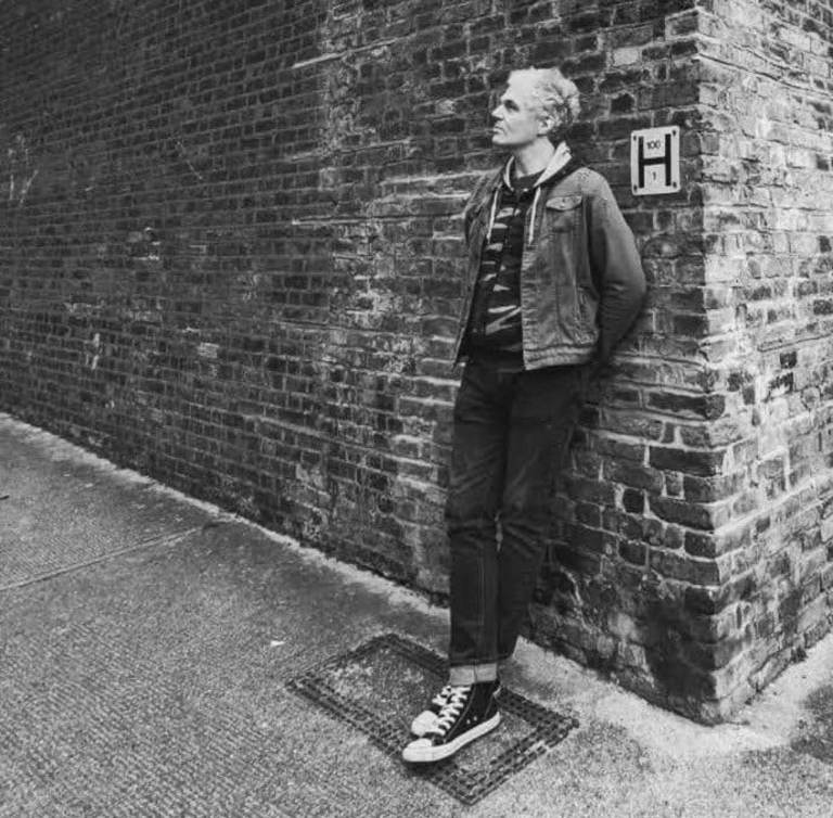 SINGER/LYRICIST SEEKING GUITARIST/BAND IN THE LEEDS AREA