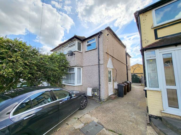 1 bedroom flat in Dagenham (RM10)